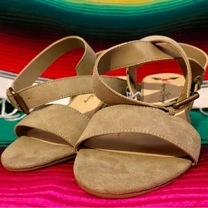 ***BRAND NEW***
Suede Ankle Wrap Heels
Brand: Penny Loves Kenny
Size: W 8 1/2